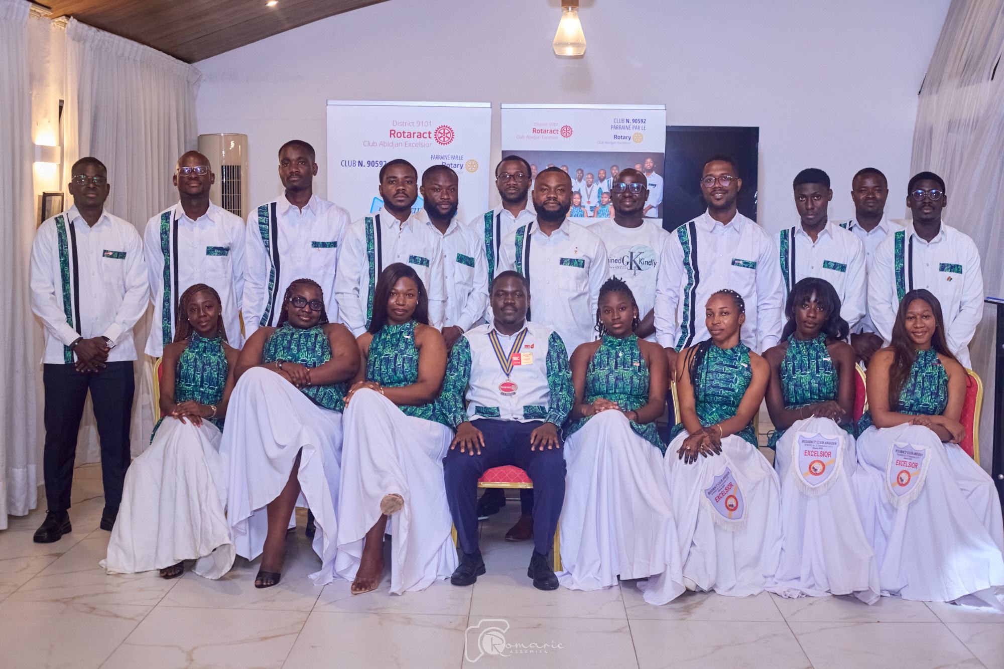 Membres du Rotaract Club Abidjan Excelsior réunis en tenue du club